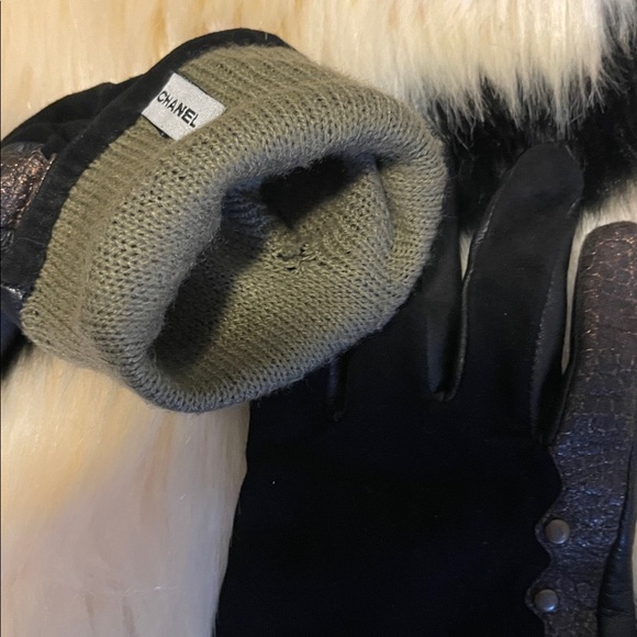 CHANEL Black and Tan Leather Gloves - Picture 10 of 10